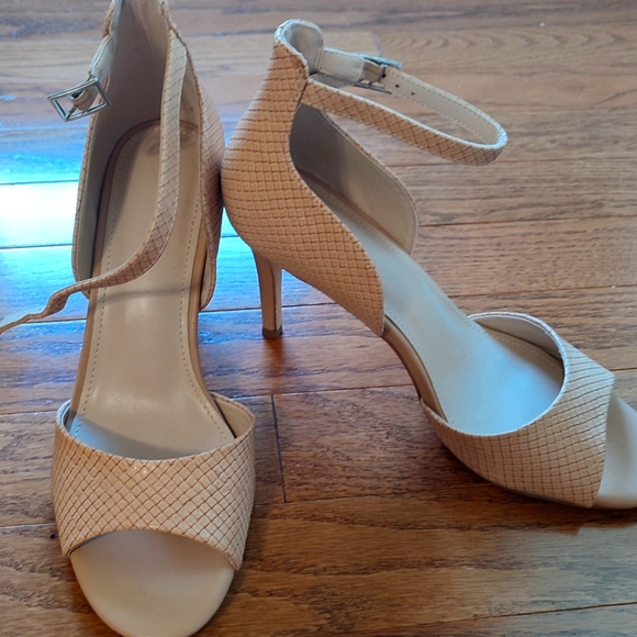 Heels - Picture 1 of 2